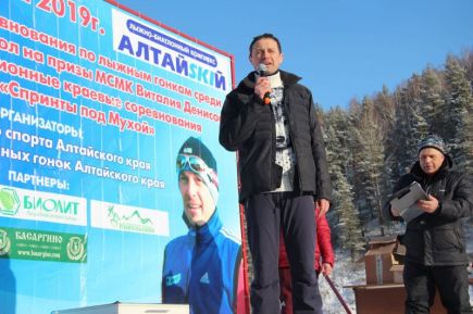 Виталий Денисов на вручении своих призов на краевых соревнованиях в селе Алтайское