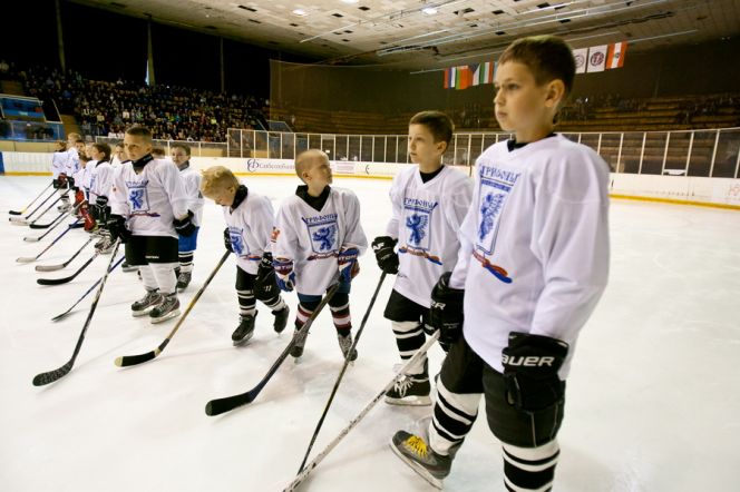 В Барнауле прошёл товарищеский матч между командами спортшколы «Алтай» и детского хоккейного клуба "Грифон» из Севастополя  