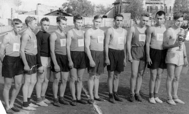 1955 год. Команда АСХИ - победительница городской легкоатлетической эстафеты 10х1000 метров. С кубком - капитан команды Александр Ходыкин