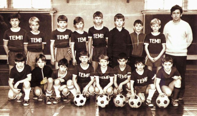 С воспитанниками "Темпа" 1977 года рождения. Слева от тренера - будущий директор возрождённой спортшколы "Темп" Олег Киушкин.   