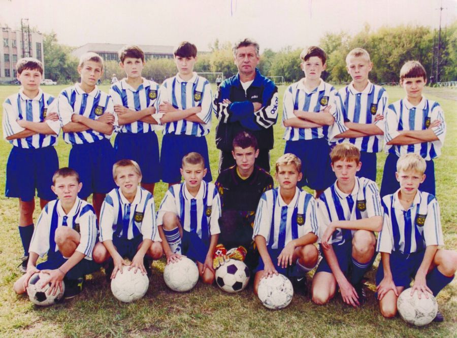 С воспитанниками спортшколы "Динамо" 1986 года рождения. Третий справа в нижнем ряду Александр Яркин, известный в будущем футболист, ныне тренер спортшколы "Темп".  
