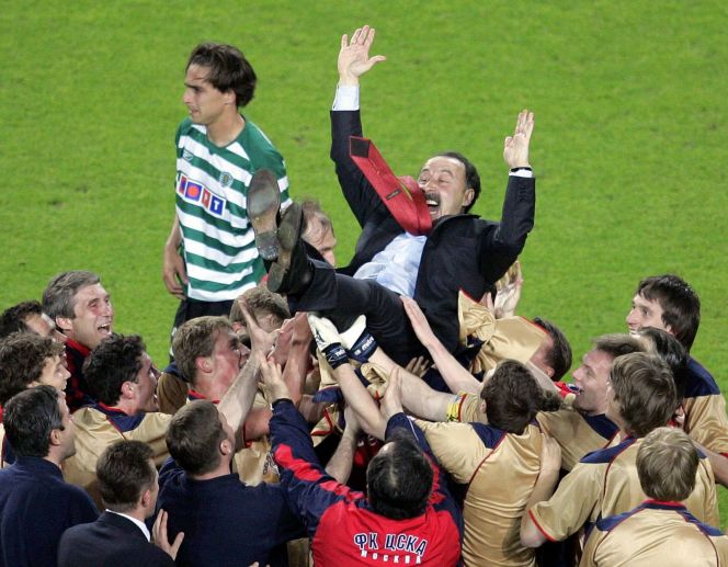 Футболисты ЦСКА качают главного тренера команды Валерия Газзаева после победы в финале Кубка УЕФА, 2005 год. Фото: AP Photo/Armando Franca