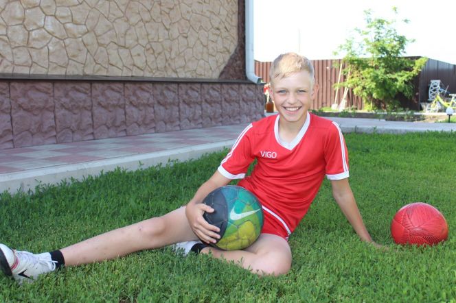 На фото: 12-летний воспитанник Родинской ДЮСШ Кирилл Жила "болен футболом" в хорошем смысле слова. Увидеть его без мяча практически невозможно