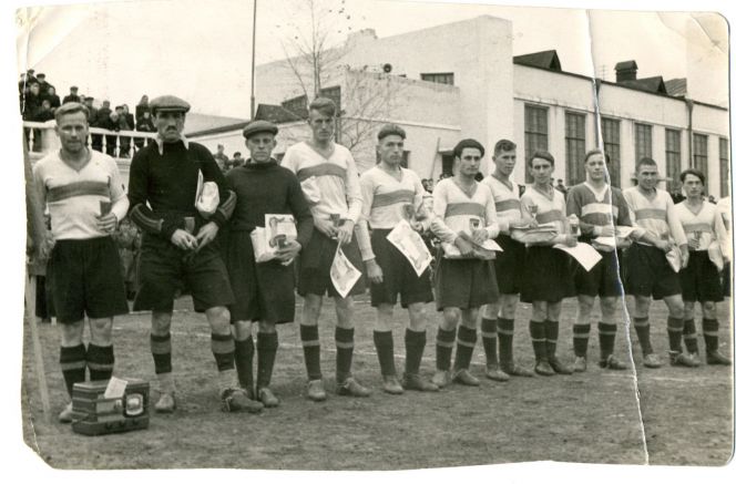 Снимок 1951 года. Барнаульское "Динамо" с вратарём Михайловым (второй слева)