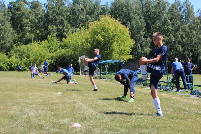 Футболисты барнаульского «Динамо» приступили к тренировкам (много фотографий)