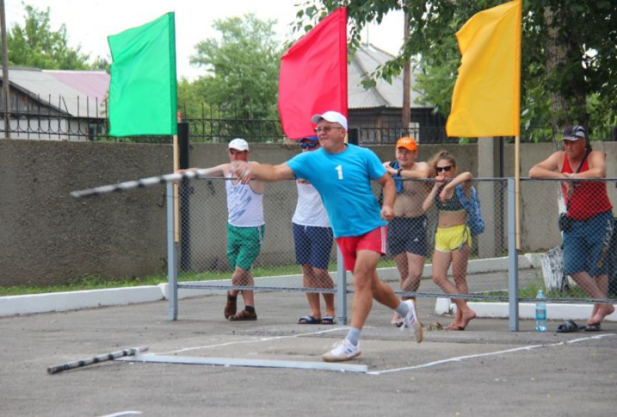  Городошный спорт - один из постоянных видов программы летних олимпиад сельских спортсменов Алтайского края
