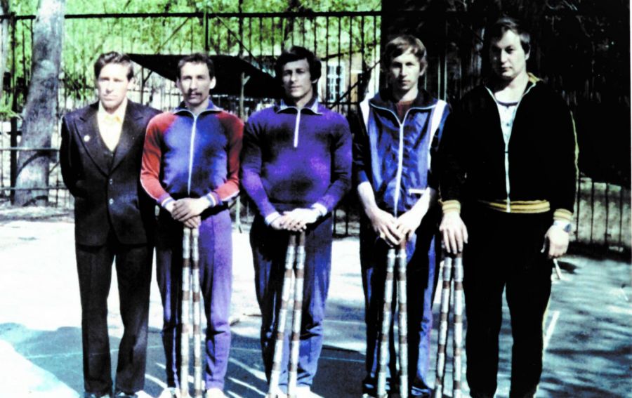 Команда "Ребята с нашего двора!". Слева направо: Николай, Александр и Владимир Воронины, Валерий и Виталий Усковы