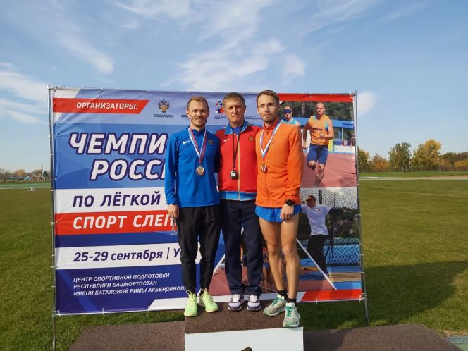 Александр Костин (справа) - чемпион России в беге на 5000 метров с тренером Сергеем Мануйловым (в центре) и лидером Юрием Клопцовым. 