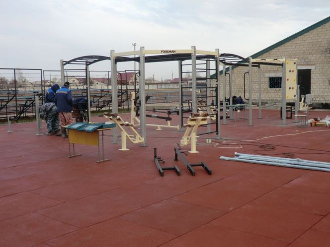 В Благовещенском районе началась установка оборудования на малой спортивной площадке 