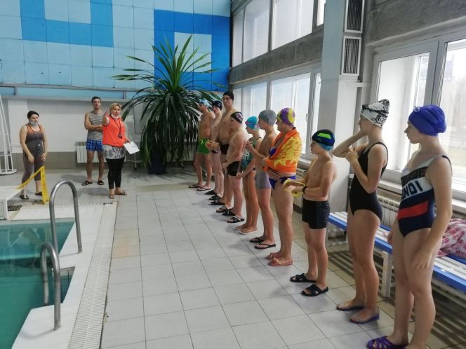В бассейне "Обь" в Барнауле продолжается сдача нормативов комплекса ГТО по плаванию