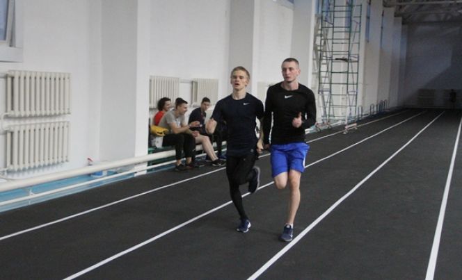 Александр Должиков (слева) и Илья Гончаров на тренировке в манеже АлтГТУ готовятся к новым победам. Фото Ярослава Махначёва