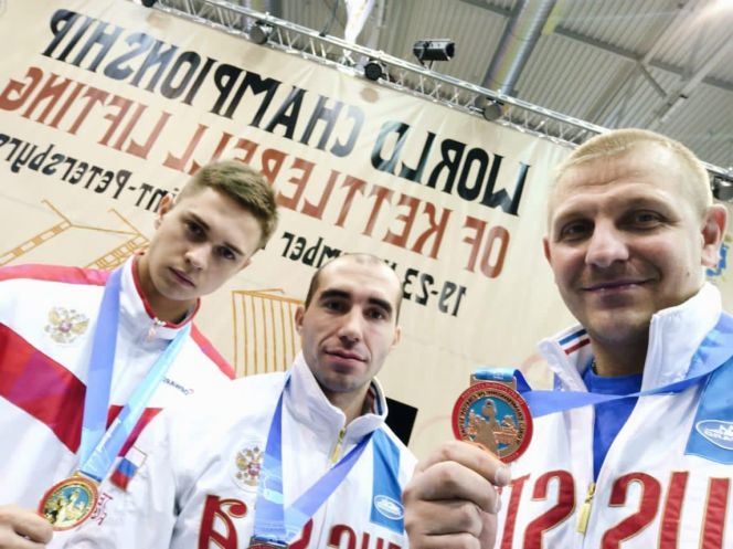 Есть полный комплект! Медалисты соревнований в Санкт-Петербурге Артём Толстошеев, Константин Баев и Дмитрий Шевелёв (слева направо) 