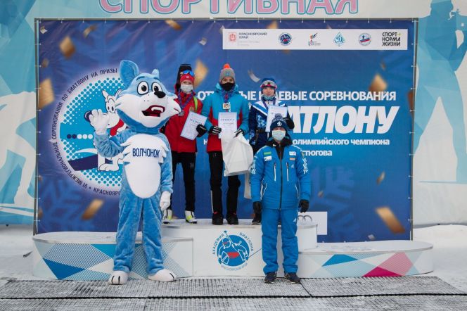 Валерия Дмитриева (в центре) - двукратная победительница соревнований. Фото: Академия биатлона/Красноярск