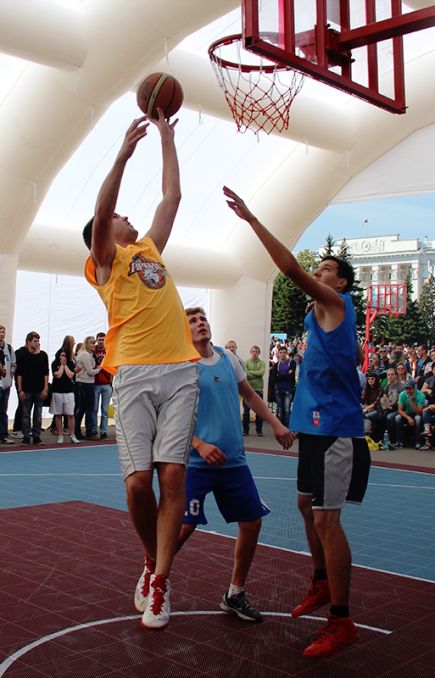 В Барнауле состоялся чемпионат Сибири по стритболу (фото).