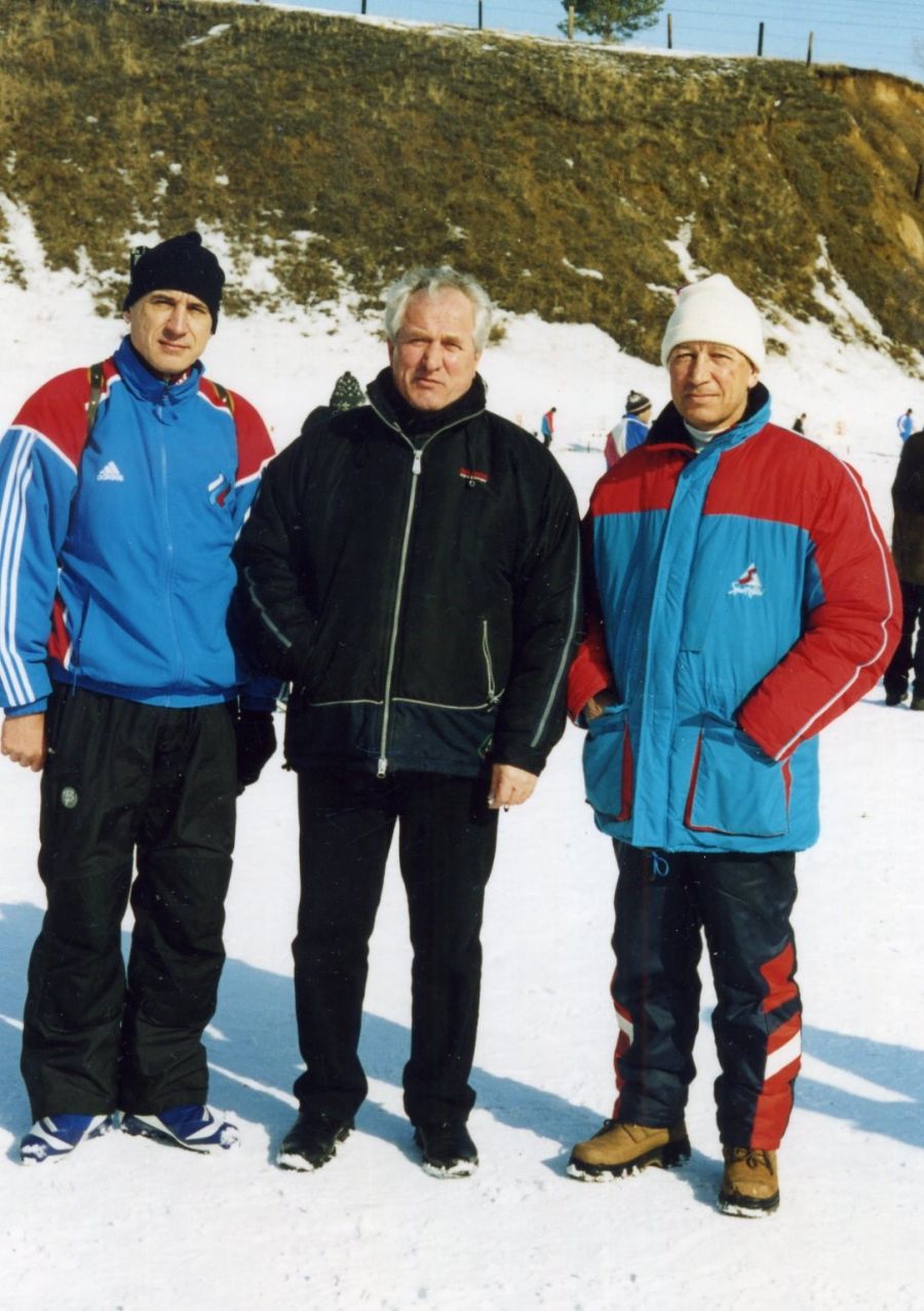На биатлонном стрельбище в Сухом Логу с председателем крайспорткомитета Виктором Насоновым ( в центре) и Сергеем Локтевым (слева) - будущим первым вице-губернатором Алтайского края.