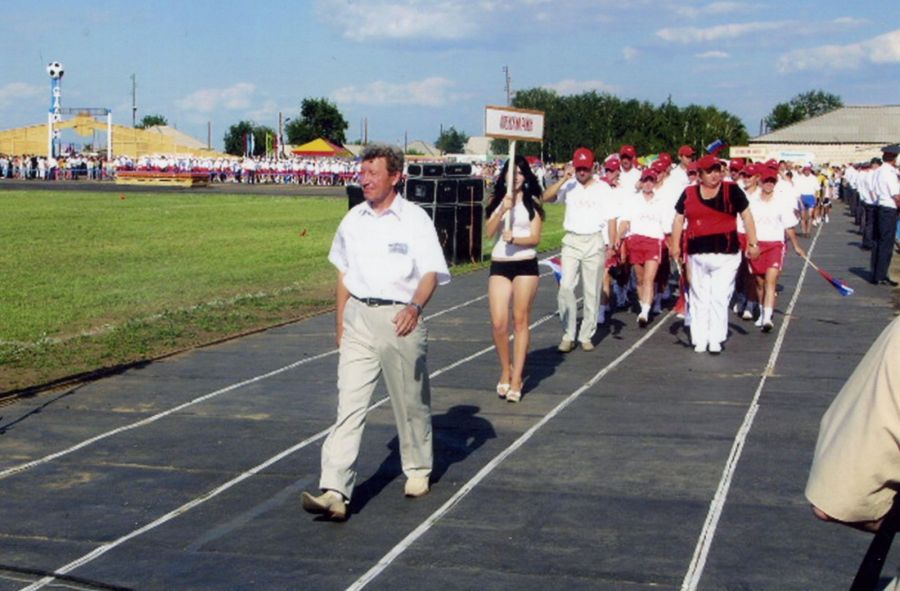 Главный судья сельской олимпиады Анатолий Гиганов  на параде открытия соревнований