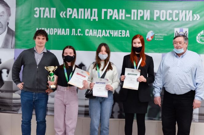 Виктория Лоскутова (вторая слева) выиграла этап "РАПИД Гран-При России". Фото: Новосибирская федерация шахмат