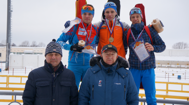 На фото: представитель Алтайского края Олег Домичек (крайний  справа) - бронзовый призер спринтерской гонки. Фото: СБР