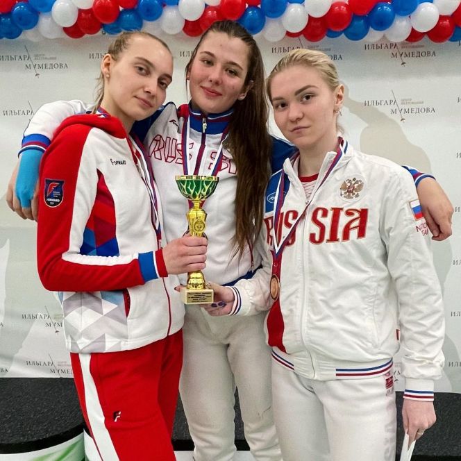 Слева направо: Анна Смирнова, Дарья Монухова и Дарья Дрозд - бронзовые призёрки командного турнира саблисток