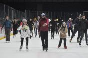 Акция «Спортивные выходные» завершилась массовым ночным катанием на двух ледовых аренах Барнаула (фоторепортаж)