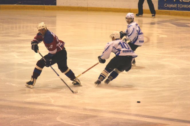 В стартовом матче нового сезона хоккеисты «Алтая» дома переиграли северский «Янтарь» – 6:2 (фото).