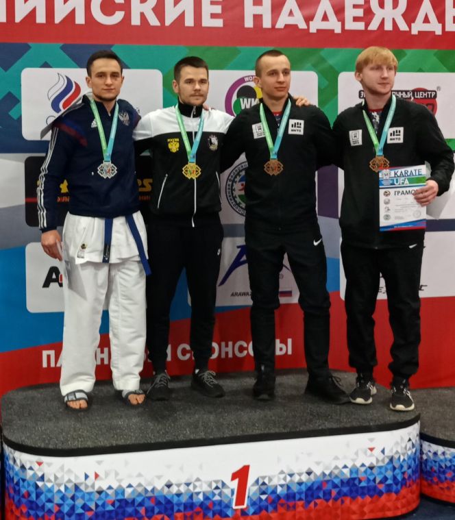 Руслан Арабский (слева) - серебряный призер Всероссийских соревнований по каратэ WKF «Олимпийские надежды»