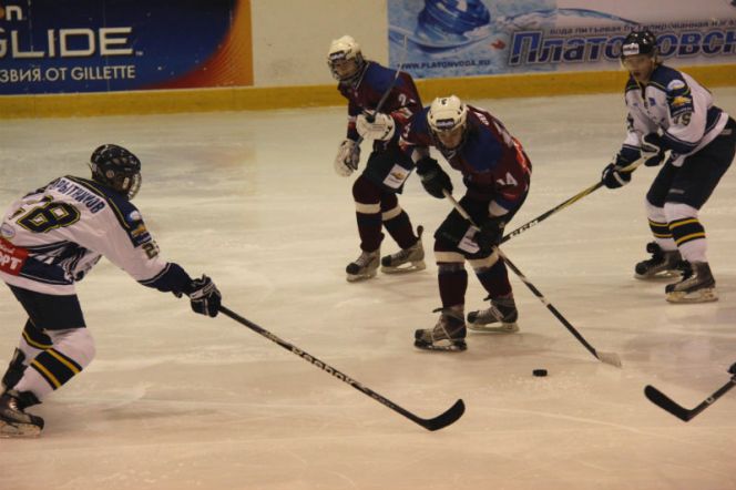 В первом домашнем матче Первенства МХЛ молодёжная команда "Алтая" взяла верх над "Казахмысом" - 2:1 (фото).