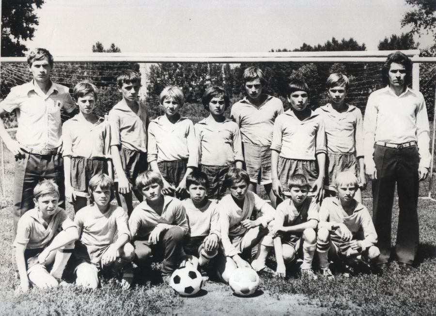 Команда «Зарница» в Новосибирске. 1980 год. Слева крайний стоит Павел Сальников, а крайний справа – тренер команды Валерий Лямкин