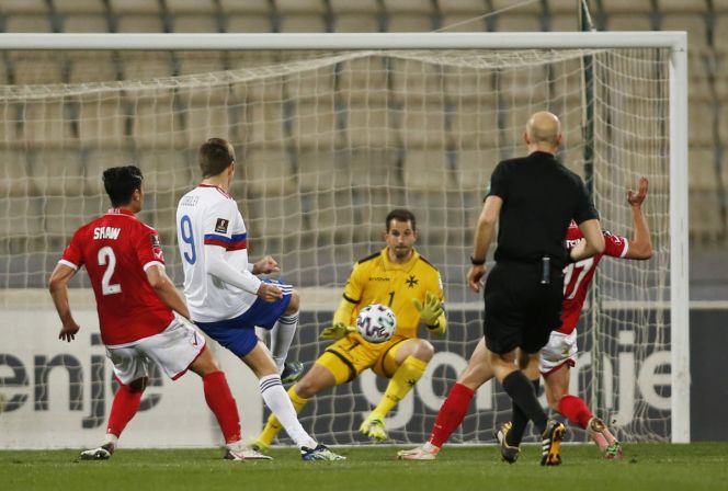 Александр Соболев (№9) ставит победную точку в отборочном матче ЧМ-2022 Мальта-Россия. Фото: Reuters