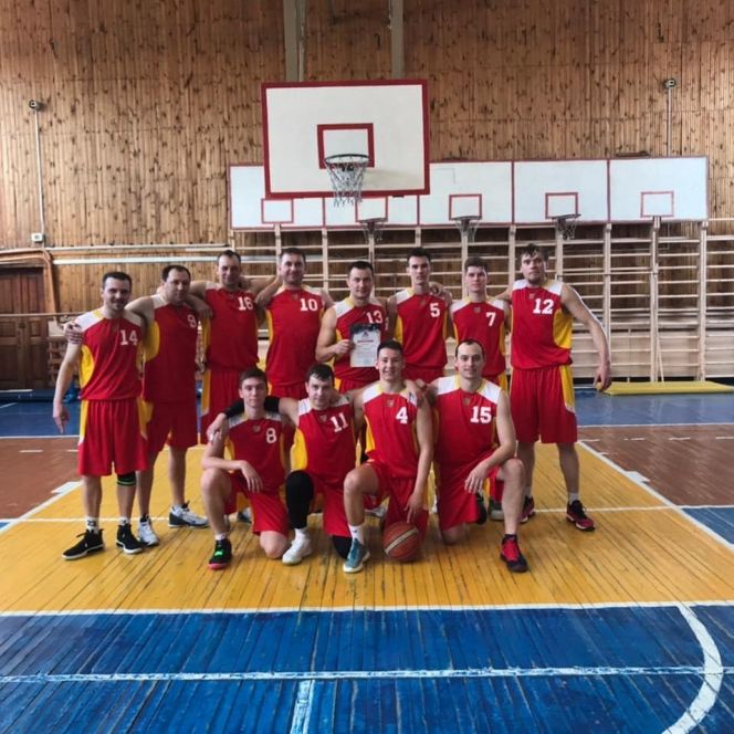 На фото: команда баскетболистов Павловского района стала первым финалистом XLII краевой летней олимпиады сельских спортсменов в Мамонтово