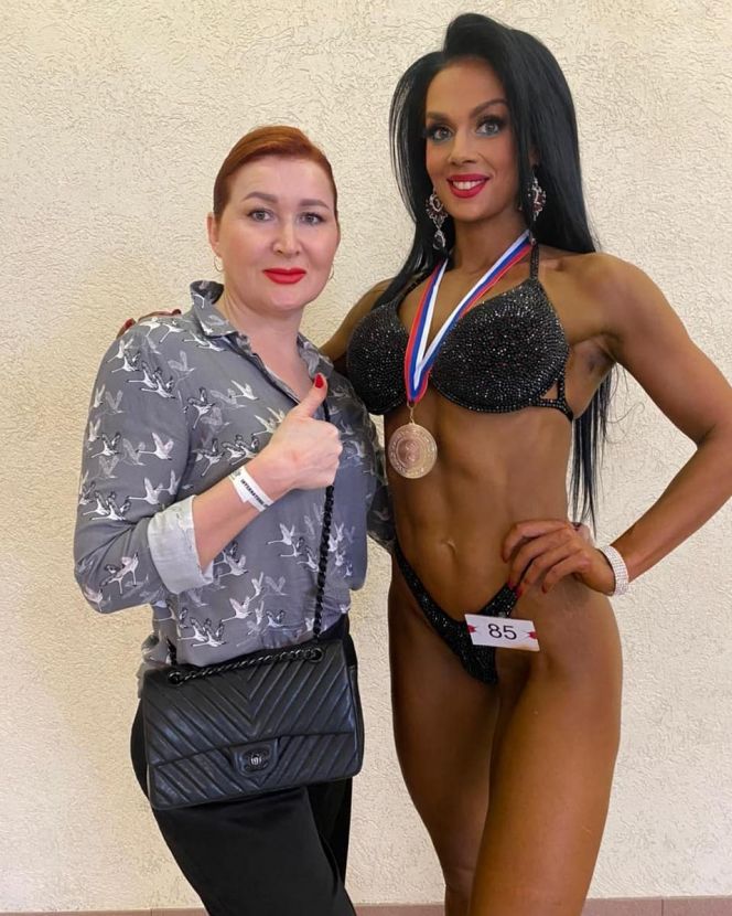 Нина Алексеева (справа) - серебряная медалистка Кубка Свердловской области по бодибилдингу в категории "фитнес-бикини"