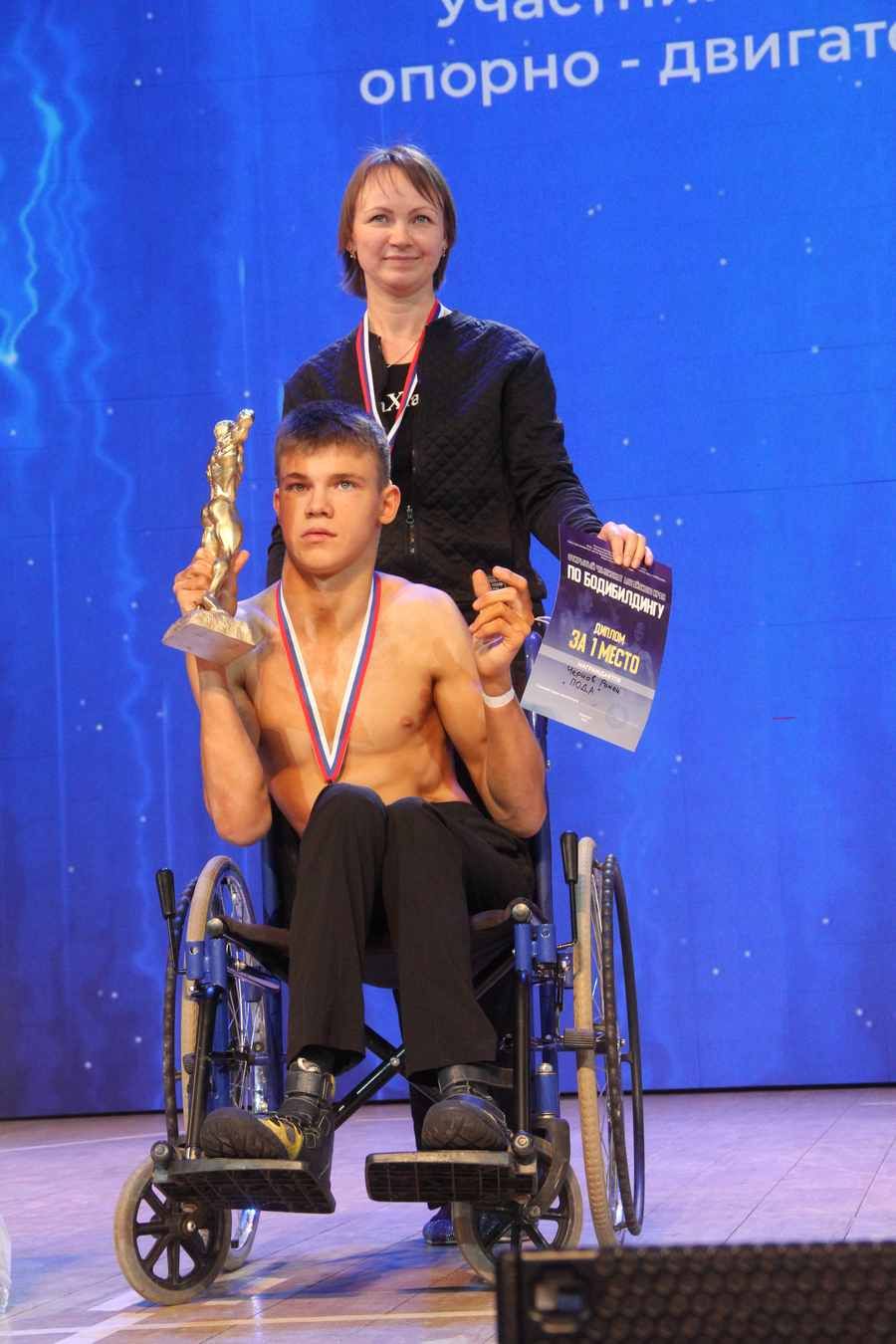 Роман Чернов – победитель чемпионата края по бодибилдингу, его мама получила приз как тренер чемпиона. Фото Ярослава Махначева