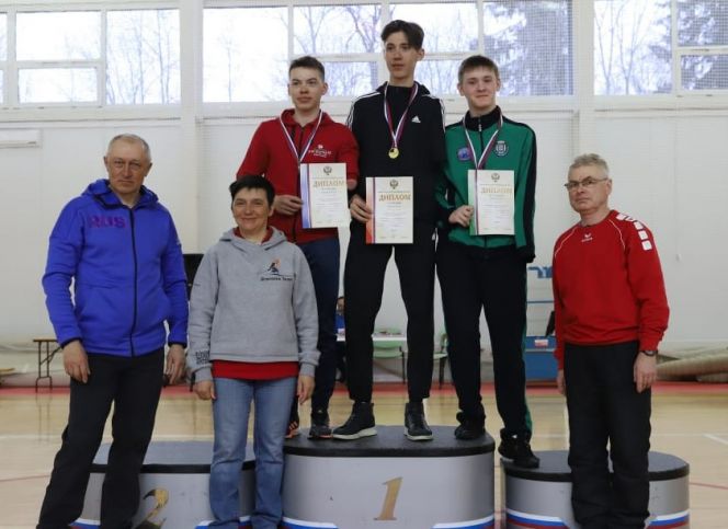 Вадим Раскатов (на пьедестале в центре) выиграл четыре медали на первенстве России по лыжным гонкам и биатлону для лиц с ПОДА