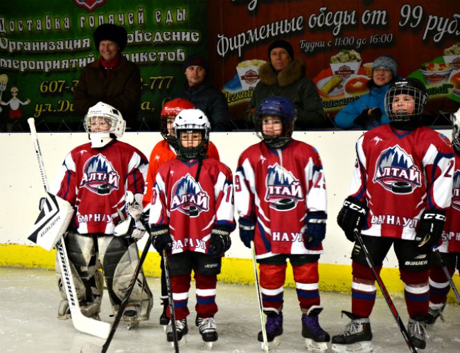 В Барнауле прошел предновогодний турнир среди детей 2006-2007 годов рождения.