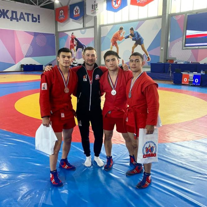 На фото слева направо: Фархат Мекембаев, тренер Владимир Жданов, Касым Океев и Вилли Шимпф