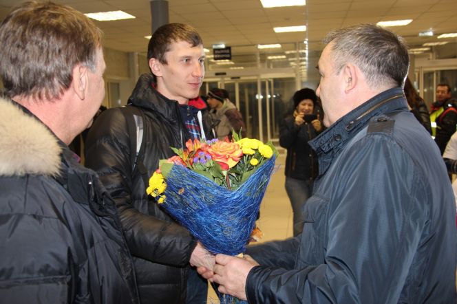 В барнаульском аэропорту состоялась торжественная встреча чемпиона мира по сноуборду Андрея Соболева (фото).