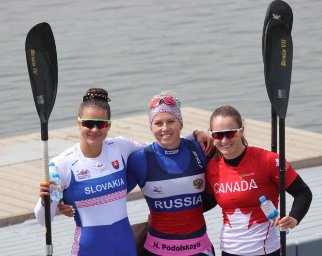 Наталья Подольская (в центре) завоевала для сборной России олимпийскую лицензию на Игры в Токио в байдарке-одиночке на 200 метров