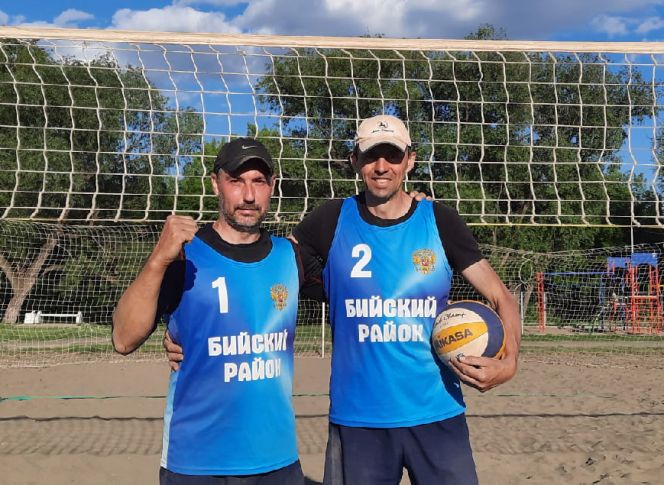 Евгений Свиридов и Максим Зырянов из Бийского района стали победителями зонального этапа в мужском турнире по пляжному волейболу