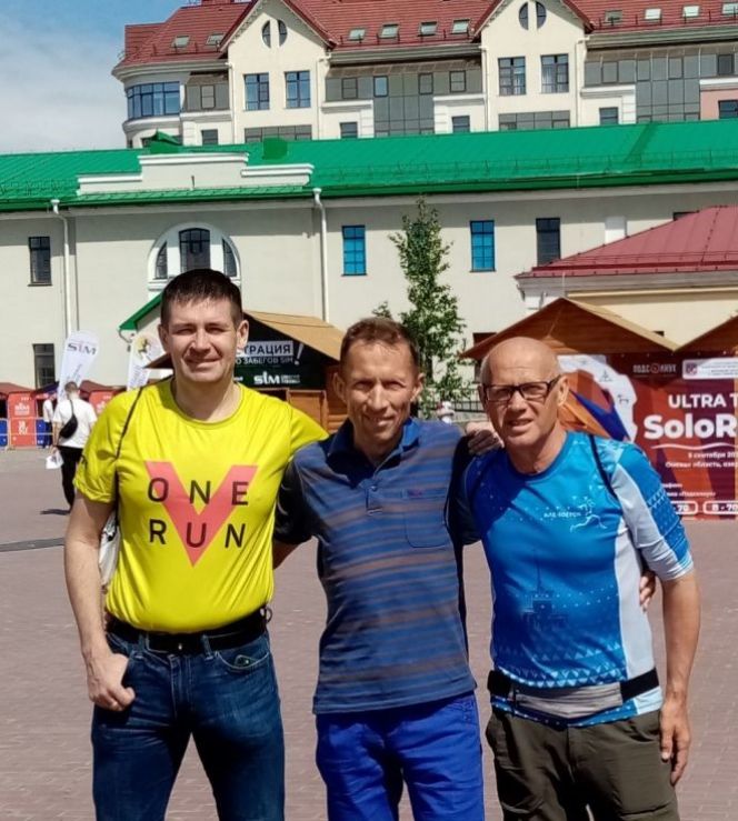 	Алтайские марафонцы в Омске. В центре Андрей Дерксен, Олег Беседин - слева, Александр Богумил - справа