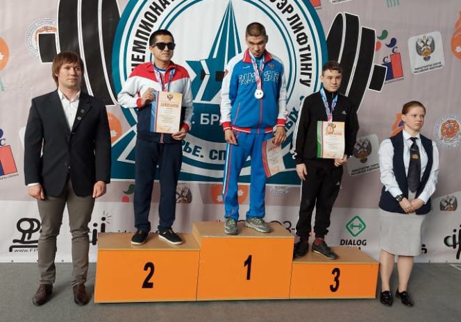 На первой ступени пьедестала Константин Важенин, чемпион России по пауэрлифтингу среди спортсменов с нарушением зрения в весовой категории до 56 кг 