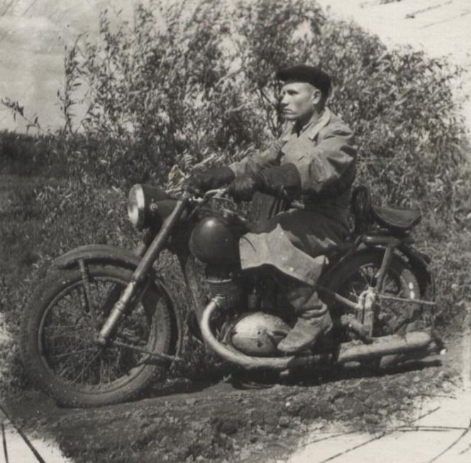 Григорий Симак на своем мотоцикле ИЖ-49