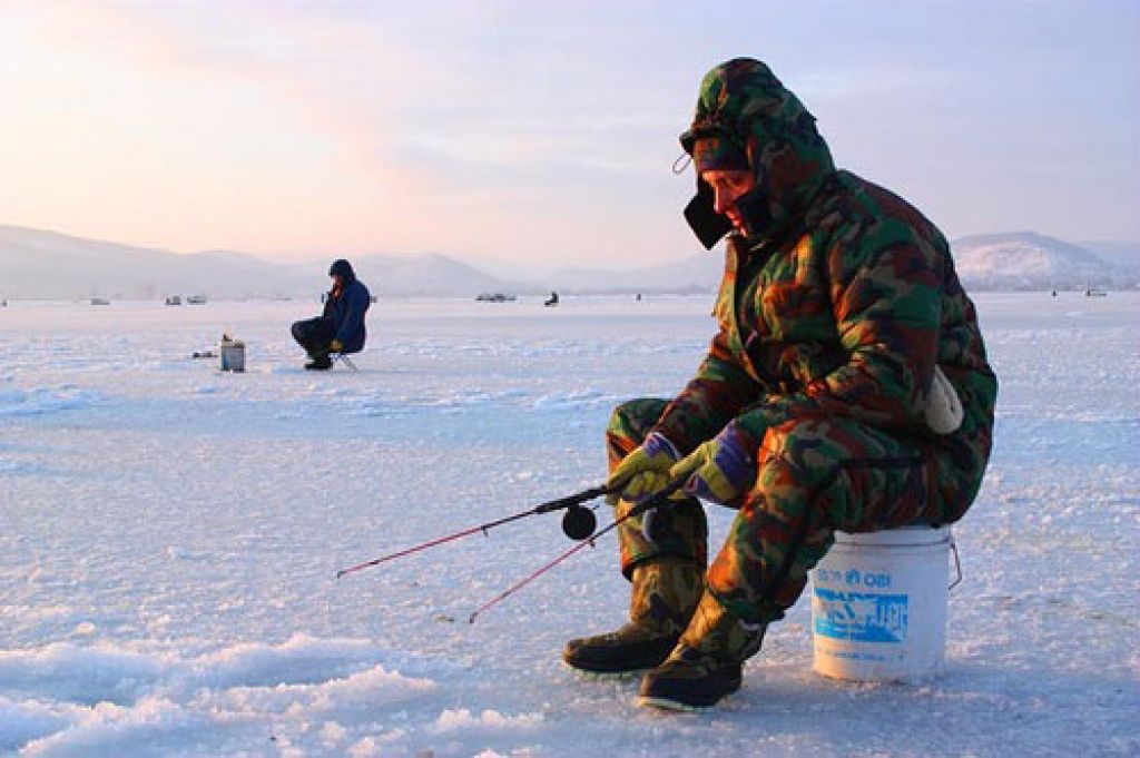 Рыбалка зимой. Рыбак зимой. Зимняя рыбалка на льду. Фотосессия зимней рыбалки.