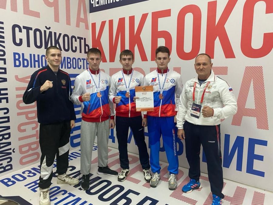 Спортсмены из Камня-на-Оби с с тренером Александром Кузьменко