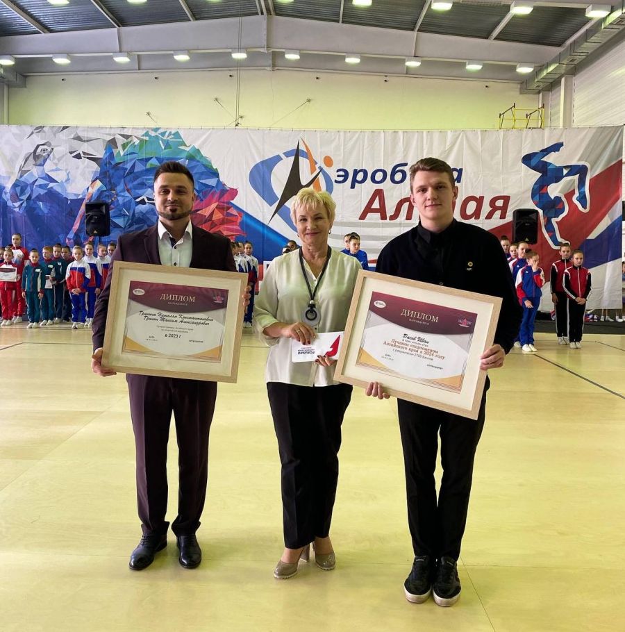 На открытии соревнований были отмечены лучший спортсмен 2023 года - (Иван Басов, на фото справа) и лучшие тренеры - Наталья Гринина и Максим Гринин 