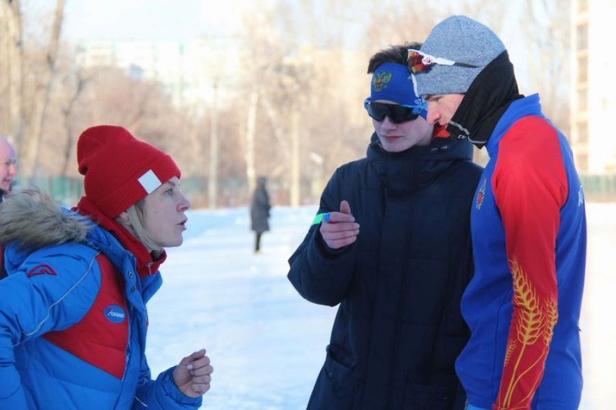 Елена Комаровская объясняет воспитанникам нюансы конькобежной техники. Фото: Виталий Дворянкин/ "Алтайский спорт" 