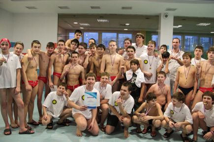 В бассейне велнесс-клуба «Магис-Спорт» прошло первенство Сибири по водному поло среди детско-юношеских команд (фото).