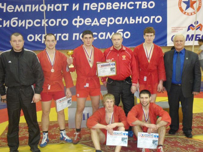 Алтайские самбисты выиграли девять золотых медалей на чемпионате и первенстве Сибирского федерального округа.