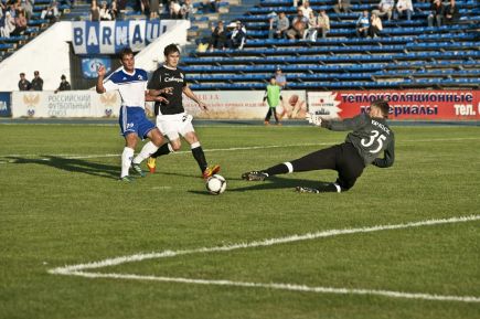 2012 год. Александр Яркин атакует ворота братского «Сибиряка». Фото: Олег БОГДАНОВ