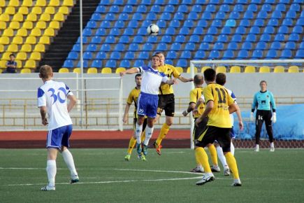 2012 год. Александр Яркин ведёт верховую борьбу с защитником благовещенского «Амура». Фото: ФК «Амур»