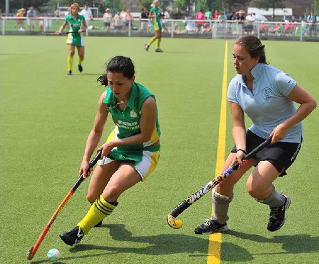 Вид спорта с клюшкой и мячом. Хоккей с мячом на траве женщины. Клюшка для игры на траве. Виды спорта с клюшкой на траве. Позиции в хоккее на траве.